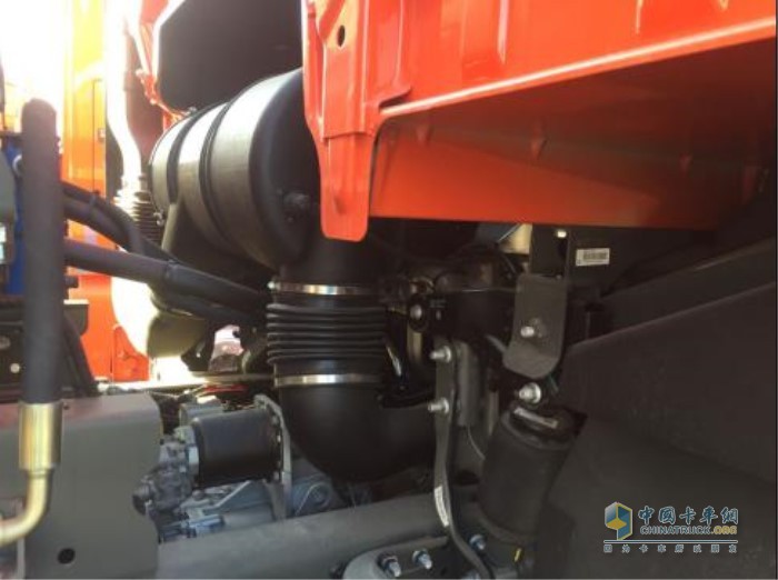 在安全性上，中國(guó)重汽汕德卡G7做了很多創(chuàng)新