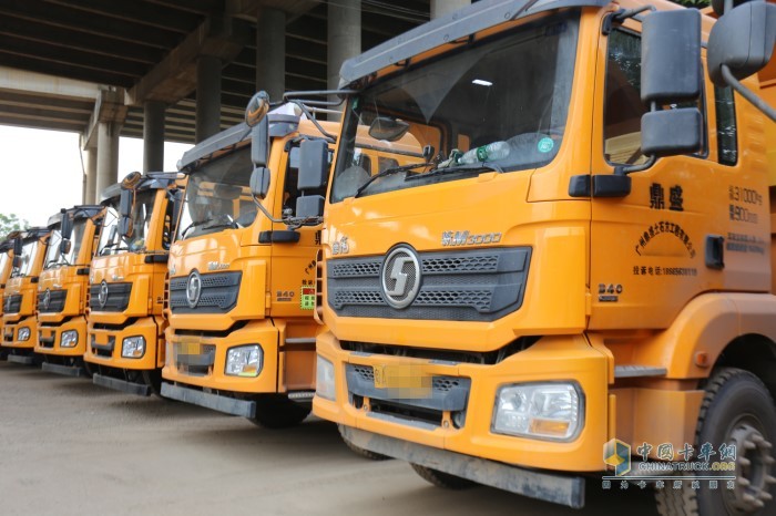 陜汽德龍自卸車(chē)