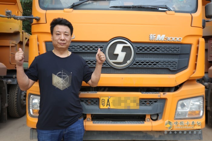 李總為陜汽德龍新M3000自卸車(chē)點(diǎn)贊