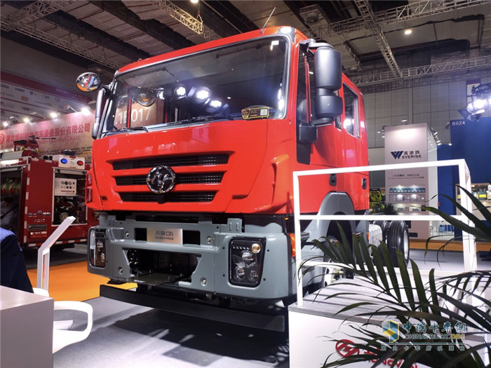 上汽紅巖國內首款原廠四門消防車