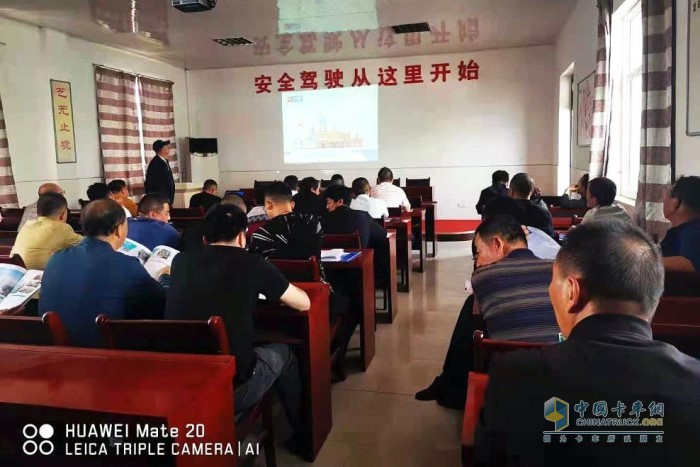 陜西弘毅的技術(shù)人員跨越百里趕赴客戶所在區(qū)域，為公路管理局操駕人員提供業(yè)務(wù)培訓(xùn)