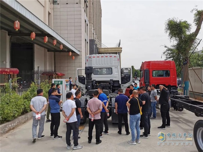 東風(fēng)商用車(chē)  快遞專(zhuān)用牽引車(chē)