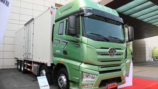 天上飛機，地上J7 看解放這款8×4載貨車如何詮釋高效、節(jié)油、全能