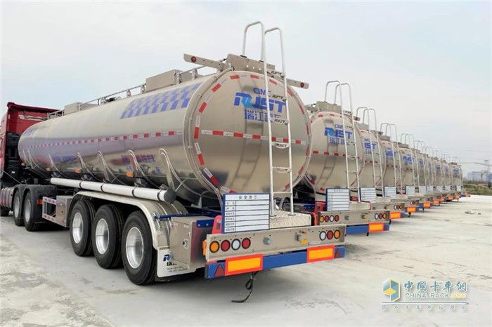 安徽阜陽(yáng) 瑞江高端鋁合金液罐車(chē)批量交付