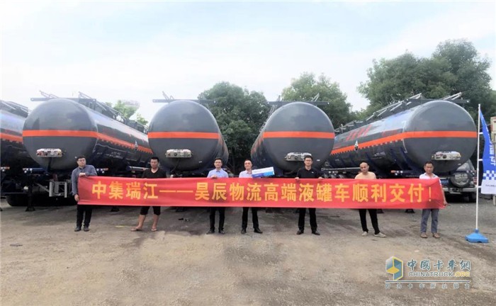 福建福州 瑞江不銹鋼燒堿罐車(chē)批量交付