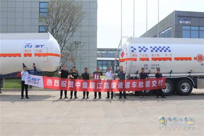 安徽蕪湖 瑞江高端液罐車(chē)批量交付