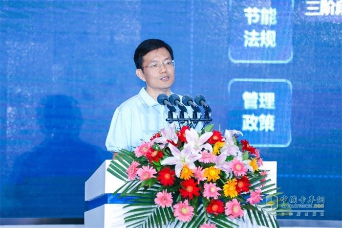 福田汽車集團(tuán)副總經(jīng)理、福田戴姆勒汽車執(zhí)行副總裁宋術(shù)山作《歐曼國(guó)六物流裝備解決方案》講解