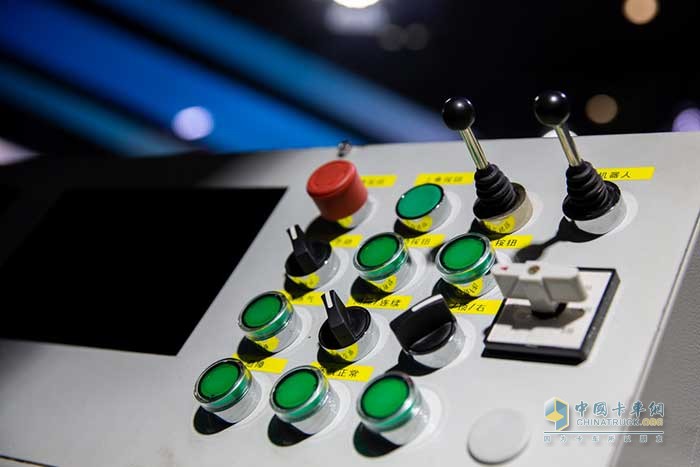 L慶鈴汽車3級5G自動駕駛隧道燈清洗車