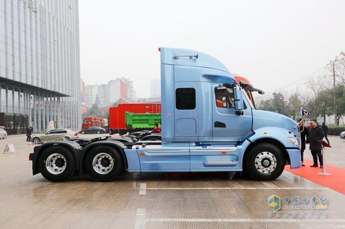 江淮跨越V7低風(fēng)阻流線(xiàn)型駕駛室