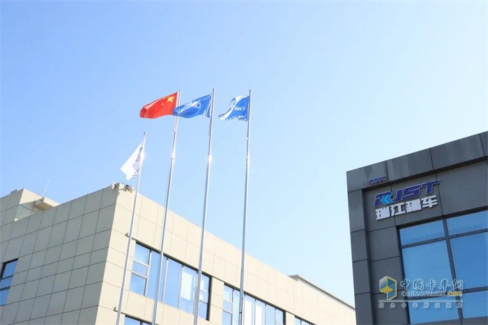 中集瑞江四旗迎風(fēng)飄揚(yáng)