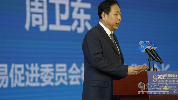 中國(guó)國(guó)際貿(mào)易促進(jìn)委員會(huì)機(jī)械行業(yè)分會(huì)會(huì)長(zhǎng)周衛(wèi)東對(duì)首屆全國(guó)智能駕駛測(cè)試賽進(jìn)行介紹