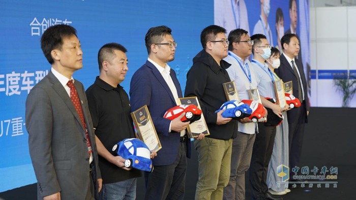 工業(yè)和信息化部裝備工業(yè)發(fā)展中心主任瞿國(guó)春、中國(guó)國(guó)際貿(mào)易促進(jìn)委員會(huì)機(jī)械行業(yè)分會(huì)會(huì)長(zhǎng)周衛(wèi)東為獲獎(jiǎng)企業(yè)和個(gè)人頒獎(jiǎng)