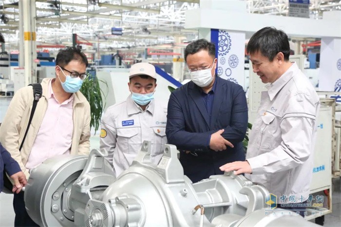 一汽解放傳動(dòng)事業(yè)部與吉大汽車(chē)工程學(xué)院戰(zhàn)略合作簽約