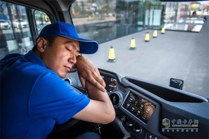 飛碟W5不斷優(yōu)化駕駛室設(shè)計