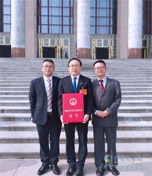 研制出具有完全自主知識(shí)產(chǎn)權(quán)的電動(dòng)汽車(chē)動(dòng)力系統(tǒng)“中國(guó)芯”