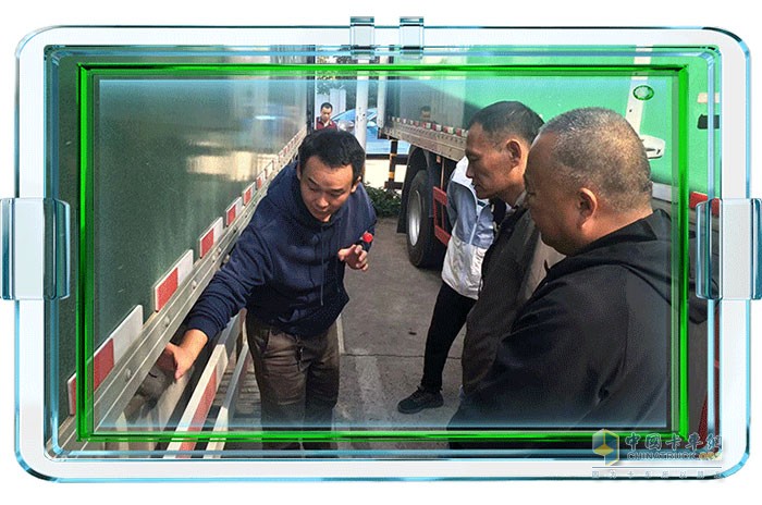 解放青汽首批百臺(tái)郵政定制版載貨交車