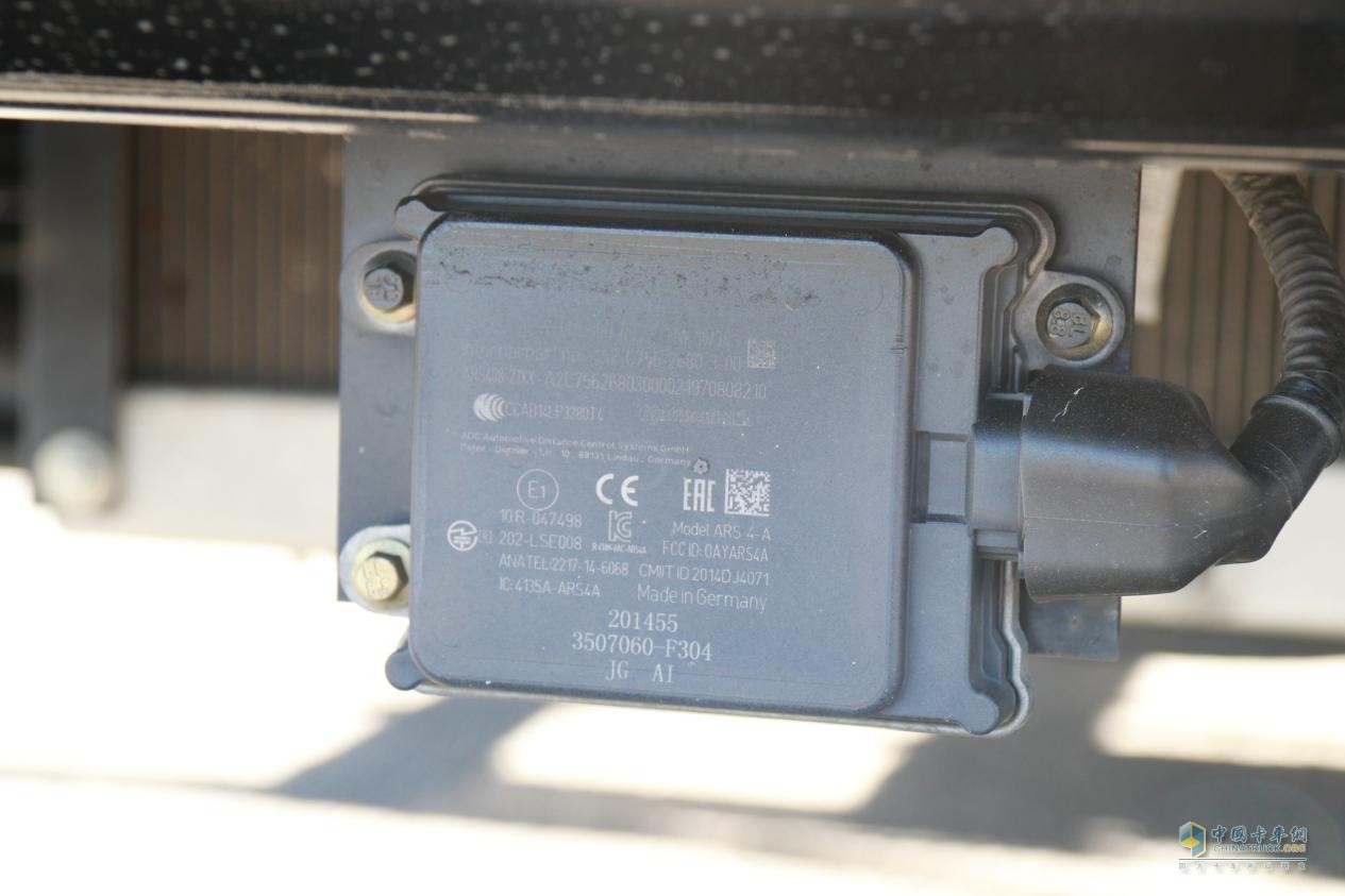 下方進氣格柵位置還出現(xiàn)了毫米波雷達