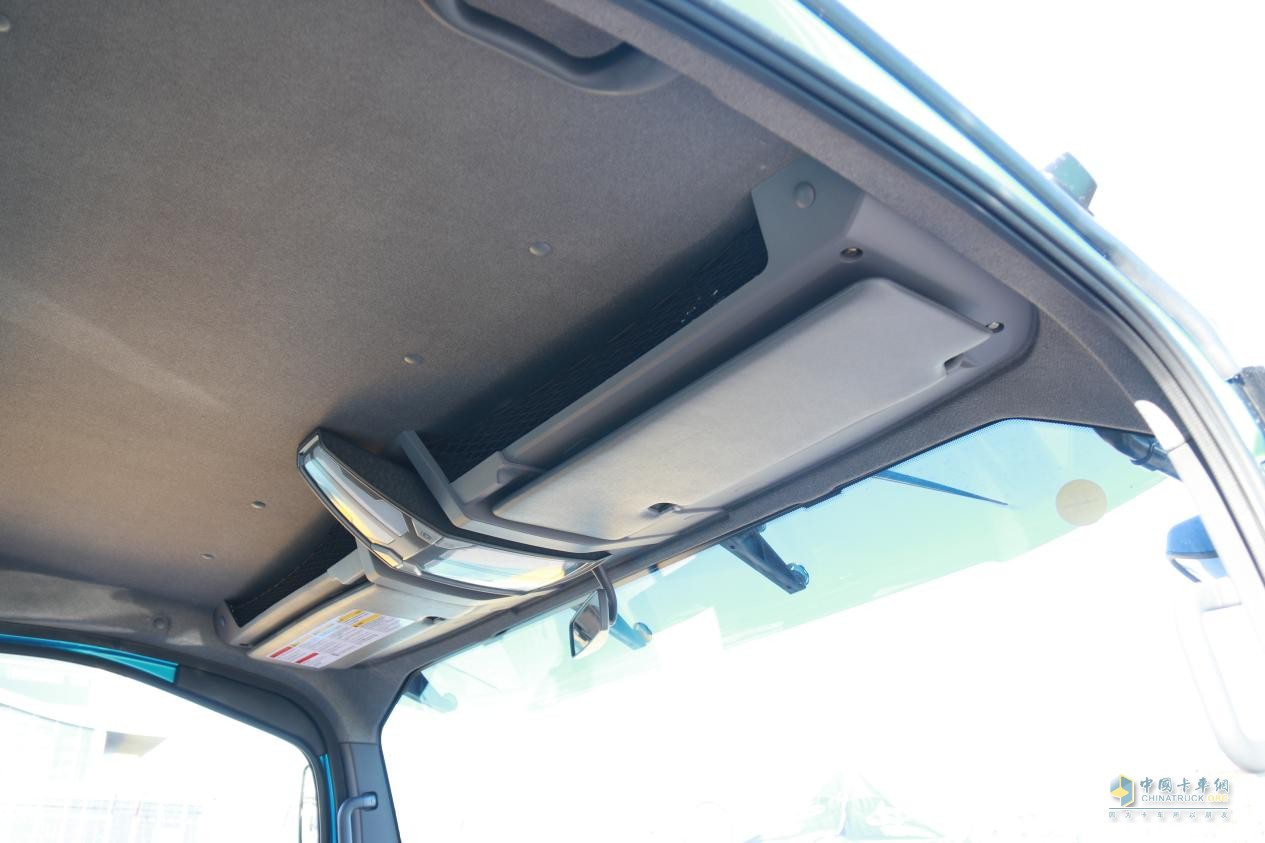 頂部的三個儲物格