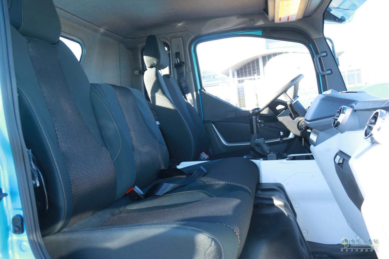 整車駕駛室前排設(shè)置了3個分體獨立式座椅