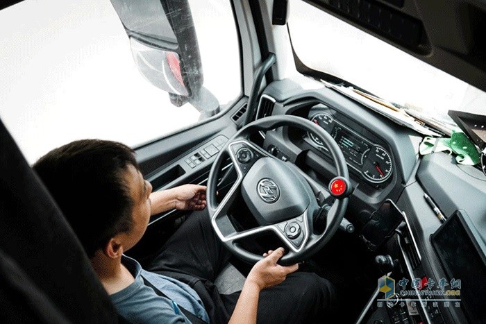 趙師傅對于新車紅巖杰獅H6牽引車相當(dāng)滿意