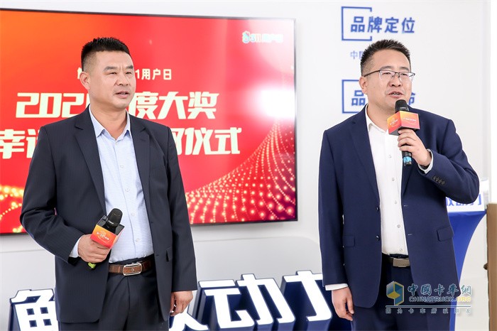 鷹雄匯總會長謝濤(右)與鷹雄匯總會副會長耿開學(xué)(左)抽取第三輪發(fā)動機大獎