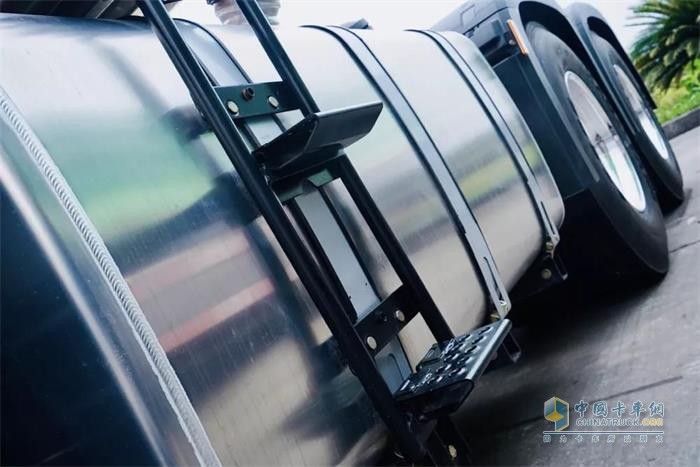 紅巖杰虎H6牽引車整車采用柔性架構(gòu)設(shè)計