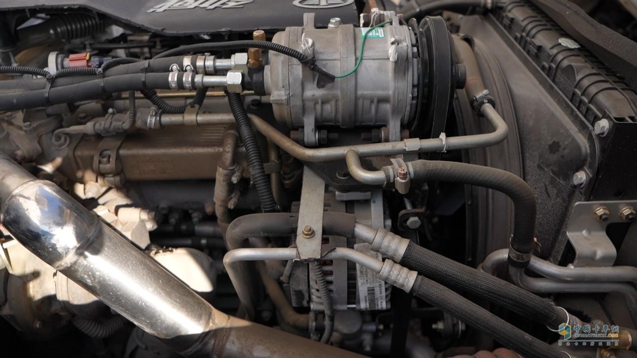 解放領(lǐng)途冷藏車配備原廠雙空調(diào)支架、24V*100A大功率電機(jī)