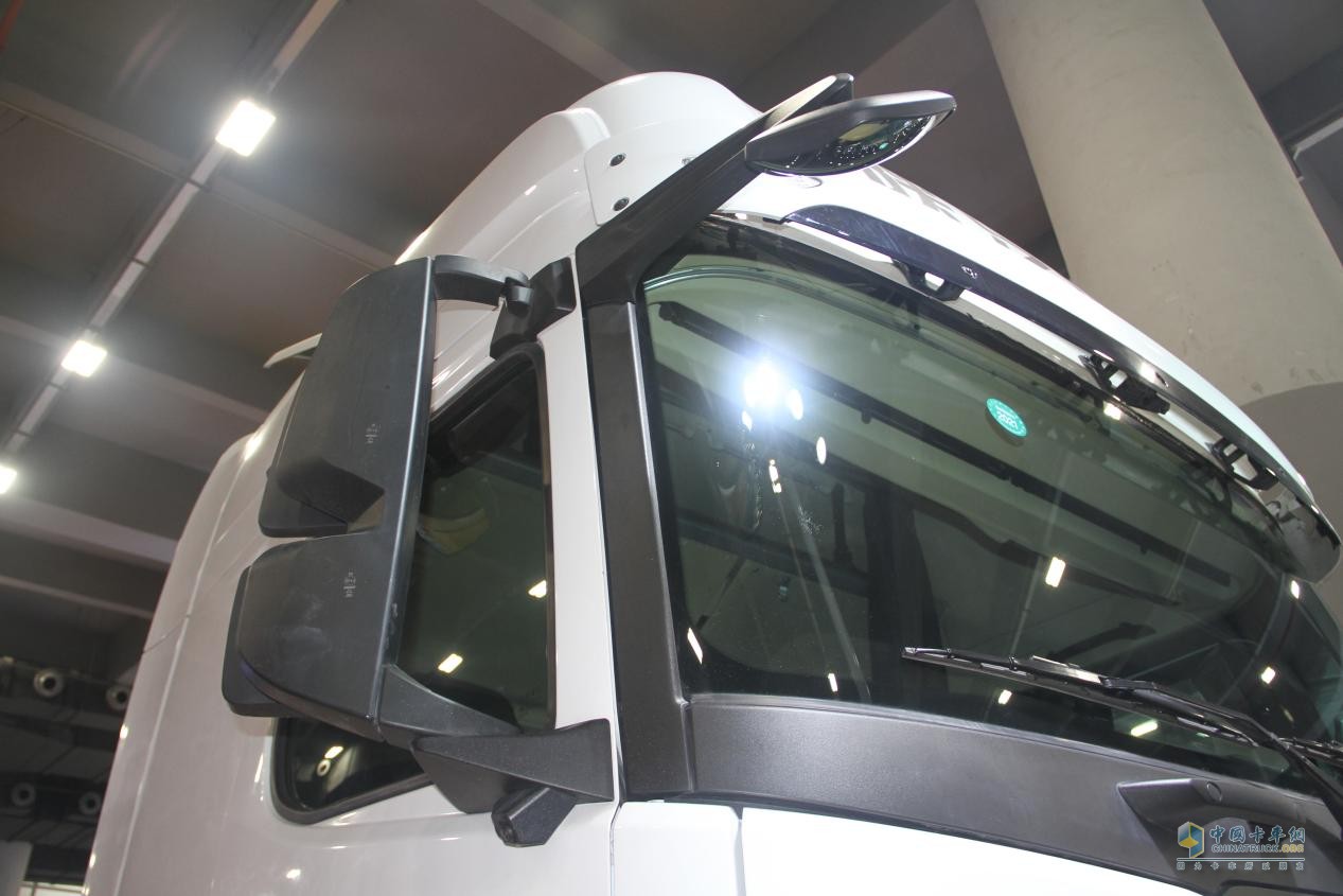 德龍X6000采用電加熱后視鏡設(shè)計(jì)外加補(bǔ)盲鏡