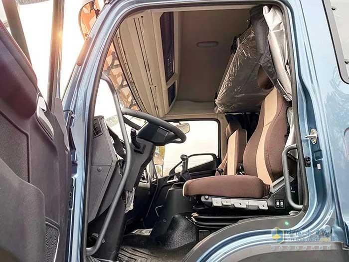 一汽解放青汽JK6領(lǐng)航版載貨車舒適升級  全星級體驗(yàn)