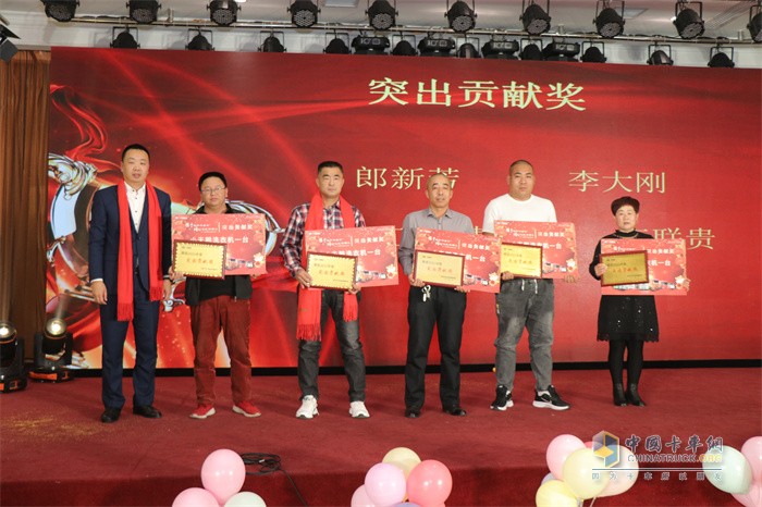 一汽解放營(yíng)銷總部市場(chǎng)部部長(zhǎng)，高級(jí)主任師趙安慶(左一)現(xiàn)場(chǎng)頒發(fā)“突出貢獻(xiàn)獎(jiǎng)”