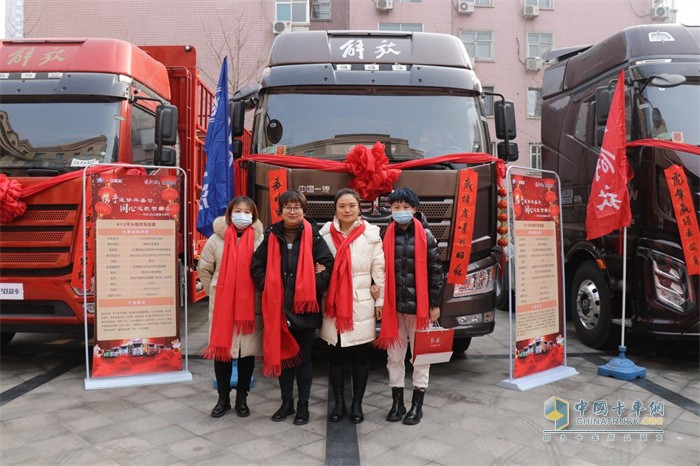 客戶與解放車合影留念