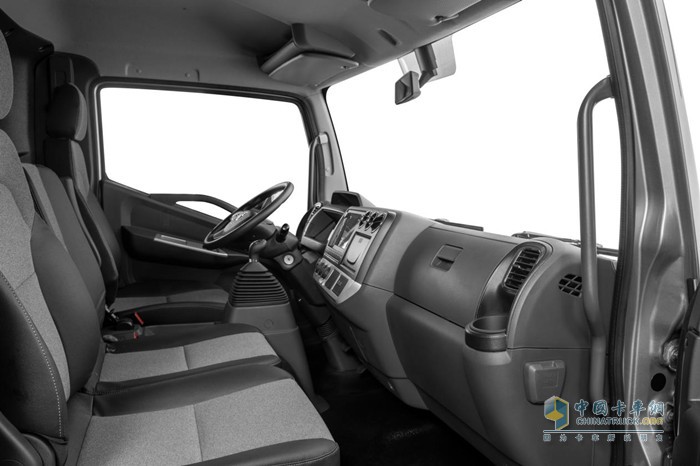 東風(fēng)凱普特星云采用乘用化全景座艙設(shè)計(jì)