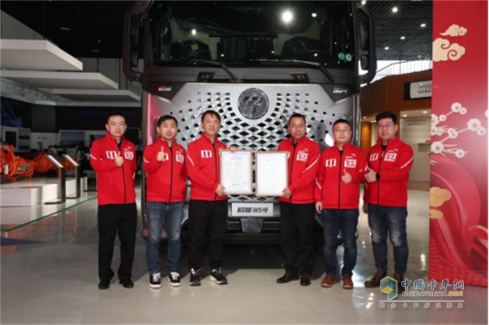 現(xiàn)場嘉賓與歐曼銀河“智能安全重卡”、“高效性能重卡”雙認證合影