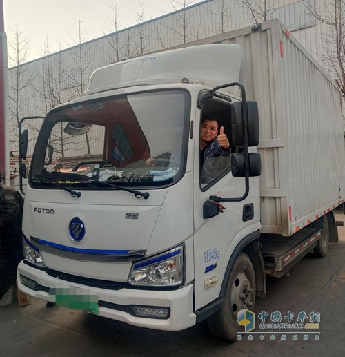 成都王師傅開(kāi)著智藍(lán)輕卡奔向幸福