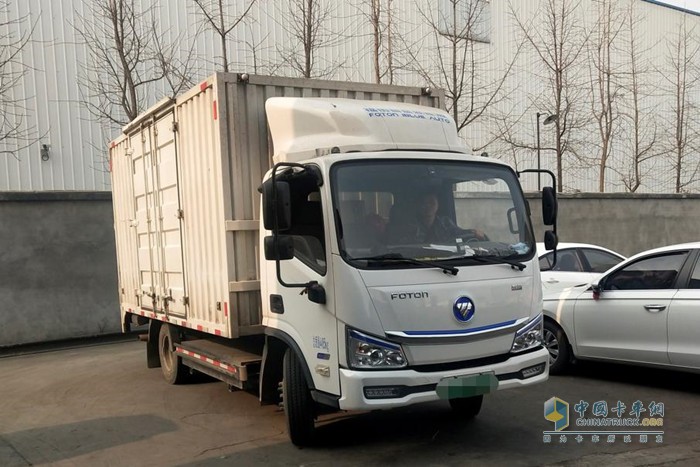 成都王師傅開(kāi)著智藍(lán)輕卡奔向幸福