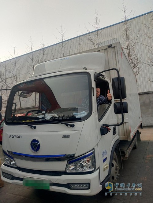 成都王師傅開(kāi)著智藍(lán)輕卡奔向幸福