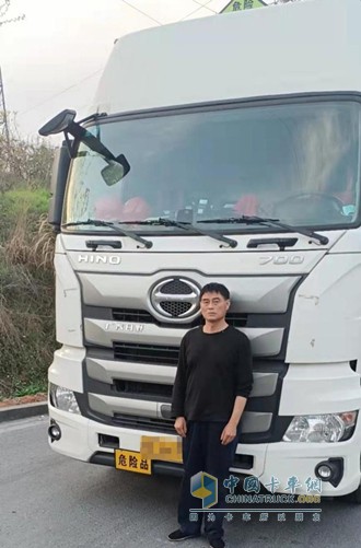 湖州鳴嘯物流有限公司駕駛員程國(guó)芳和廣汽日野700危險(xiǎn)品運(yùn)輸車(chē)