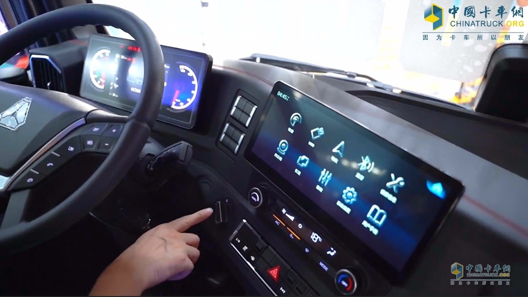 中國(guó)重汽汕德卡第20萬(wàn)輛下線(xiàn)儀式暨G7S上市