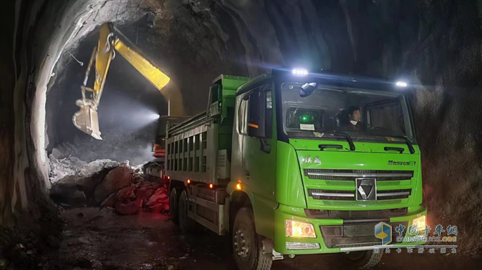 徐工純電動(dòng)攪拌車、渣土車極限施工通關(guān)川藏鐵路高難關(guān)卡