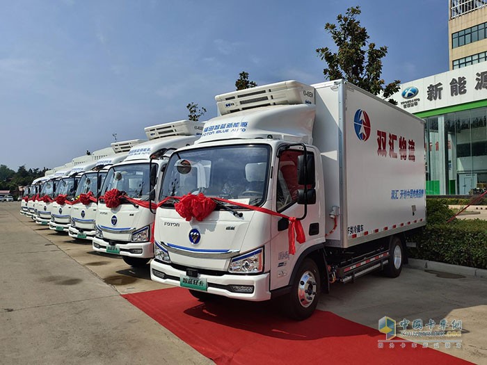 智藍(lán)輕卡100度電冷藏車現(xiàn)場展車