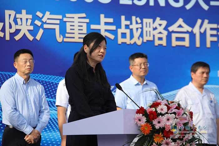 堯柏集團董事長、總裁王蕊上臺致辭