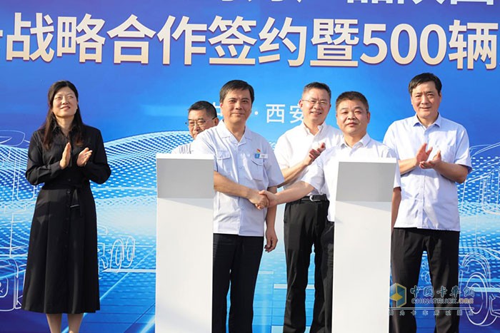 陜重汽總經理支保京和堯柏集團總裁助理、物資公司總經理楊軍旗共同上臺，進行戰(zhàn)略簽約