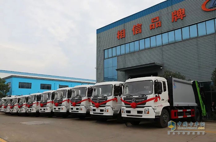 程力集團攜手東風商用車重點打造的25噸天龍勾臂垃圾車