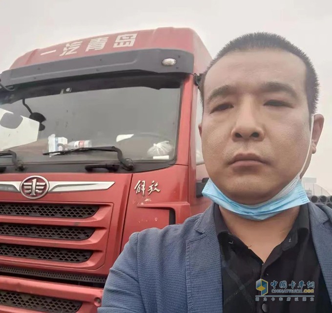 　　1997年，李厚峰開始從事運(yùn)輸行業(yè)，先后使用過多種品牌的車，直到2008年，他接觸到解放品牌，選擇了解放青汽J5M車型。  　　2017年初，李厚峰購(gòu)買了第一臺(tái)悍V車，此后，每一次換車，他都堅(jiān)定選擇解放青汽。如今他擁有十幾臺(tái)悍V車，從事鋼材運(yùn)輸，從河北滄州到山西，再?gòu)纳轿鞯胶颖蔽浒玻惶颂耍荒昴?，生活在路上周而?fù)始，始終不變的，是好搭檔悍V的陪伴。  　　鋼材質(zhì)量較重，運(yùn)輸路況復(fù)雜，對(duì)車輛要求高。李厚峰說，他就是看中了悍V自重輕、低油耗、故障率低和服務(wù)好的優(yōu)勢(shì)，能夠輕松勝任復(fù)雜的鋼材運(yùn)輸工況。這么多年運(yùn)營(yíng)之路，他很少為車輛擔(dān)心。悍V的高承載力、高可靠性有目共睹  　　既能多拉快跑，又能保障高出勤率，而且，解放青汽在全國(guó)有超1000家服務(wù)網(wǎng)點(diǎn)，配備專業(yè)的維修人員和全天候服務(wù)，尤其還為卡友提供暖心基金支持，這讓李厚峰的運(yùn)營(yíng)之路倍感安心。  　　源于情懷，忠于品質(zhì)，時(shí)間給了李厚峰最好的答案，買解放卡車，值得。  　　在合作的這些年里，李厚峰的運(yùn)輸事業(yè)越來越好，生活更加幸福。他還介紹了很多優(yōu)質(zhì)客戶購(gòu)買解放青汽卡車，把對(duì)解放的信任與支持，傳遞給更多的卡友，為解放青汽在當(dāng)?shù)氐耐茝V起到了重要作用。  　　李厚峰是解放青汽重要的合作伙伴，解放青汽為他的運(yùn)輸之路提供有力支撐  　　2021年，“夢(mèng)想合伙人”計(jì)劃開啟，李厚峰受邀加入“達(dá)人館”，專享購(gòu)車、售后等多重權(quán)益，在優(yōu)質(zhì)平臺(tái)的加持下，李厚峰的運(yùn)輸事業(yè)必將更上一層樓!  　　未來，解放青汽更好地扶持追夢(mèng)人，引領(lǐng)更多“夢(mèng)想合伙人”實(shí)現(xiàn)夢(mèng)想，攜手前行，創(chuàng)造更美好的生活!