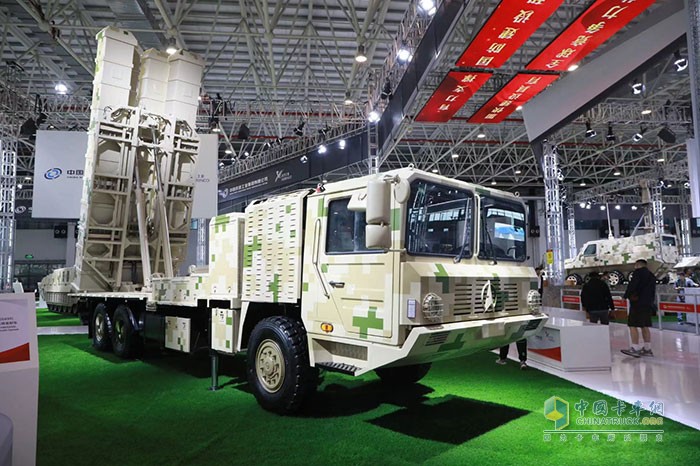 北奔底盤搭載的天龍100(GAS9)防空導(dǎo)彈發(fā)射車