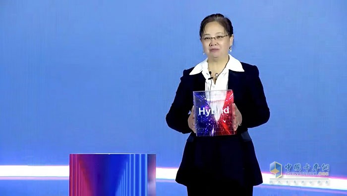福田汽車集團動力傳動副總裁馮靜講解福田汽車混動技術(shù)路線應用及成果產(chǎn)品