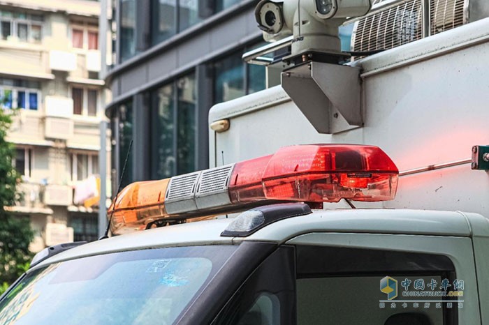 車頂?shù)木療舨捎米簏S右紅的布置，是國內(nèi)比較常見的款式