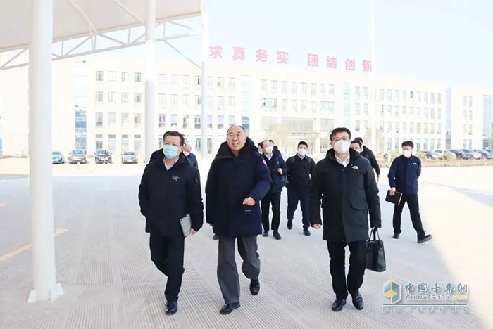 明斯副總裁、發(fā)動(dòng)機(jī)事業(yè)部中國(guó)區(qū)總經(jīng)理汪開(kāi)軍，北京福田康明斯發(fā)動(dòng)機(jī)有限公司總經(jīng)理陳華等一行到訪北汽重卡