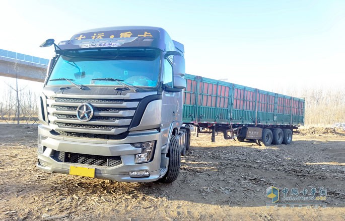 大運N8V 6X4牽引車