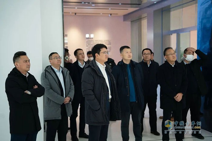 宇通輕型商用汽車有限公司董事長(zhǎng)兼總經(jīng)理顧德華(左)&中集車輛集團(tuán)副總裁兼CTO，中集車輛太字節(jié)業(yè)務(wù)集團(tuán)CEO李曉甫博士